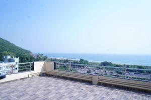 balcón con vistas al océano en Ramya Grand, en Visakhapatnam