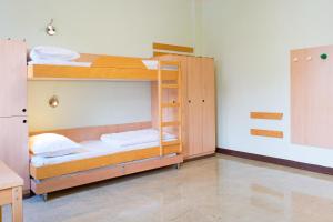 Letto o letti in una camera di Jugendgästehaus Brigittenau &Brigittenau Youth Palace