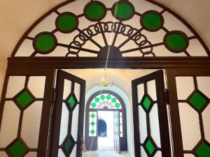 een toegang tot een gebouw met een groot glazen raam bij historical Zaffir house - market square in Levoča