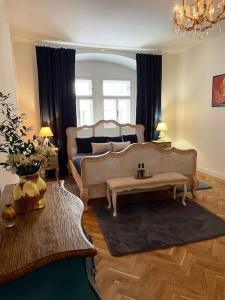 uma sala de estar com um sofá e uma cama em historical Zaffir house - market square em Levoča