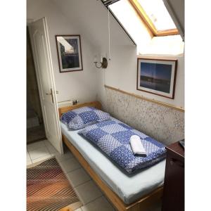 フォニョードにあるHotel Balaton Fonyódの窓付きの客室の小さなベッド1台分です。