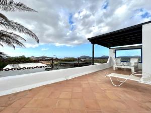 Fotografia z galérie ubytovania Suite only adults with Breakfast included, FreeWifi, shared pool, ocean view in Yaiza v destinácii Yaiza