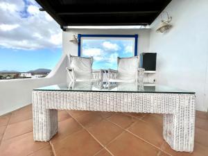 Fotografia z galérie ubytovania Suite only adults with Breakfast included, FreeWifi, shared pool, ocean view in Yaiza v destinácii Yaiza