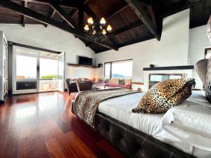 een slaapkamer met een bed met luipaardprint in een kamer bij Suite only adults with Breakfast included, FreeWifi, shared pool, ocean view in Yaiza in Yaiza