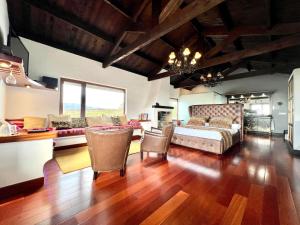 Fotografia z galérie ubytovania Suite only adults with Breakfast included, FreeWifi, shared pool, ocean view in Yaiza v destinácii Yaiza