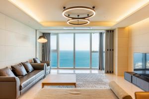 un soggiorno con divano e TV di LCT Residence Y collection a Busan