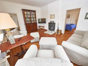 ein Wohnzimmer mit weißen Möbeln und einem Kamin in der Unterkunft Gutshaus Glowitz in Glowitz