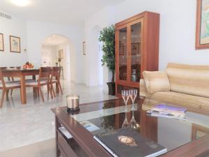 ein Wohnzimmer mit einem Sofa und einem Tisch in der Unterkunft PUERTO BANUS MARBELLA PLAYAS DEL DUQUE in Marbella