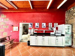 Fotografia z galérie ubytovania Suite only adults with Breakfast included, FreeWifi, shared pool, ocean view in Yaiza v destinácii Yaiza