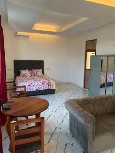ein Wohnzimmer mit einem Sofa und einem Bett in der Unterkunft Nungwi holiday apartments in Nungwi
