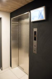 - un ascenseur dans un immeuble avec une fenêtre dans l'établissement QUEENS PARK, à Osaka