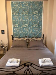 1 dormitorio con 1 cama con 2 toallas en Cozy Apartment, en Tiflis