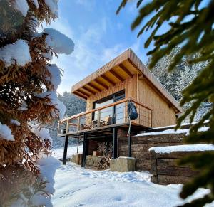 una cabaña de madera en la nieve con árboles nevados en Hviezdna noc, en Spišský Hrhov