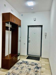 een kamer met een deur met een kleed ervoor bij Comfort apartment in Tasjkent