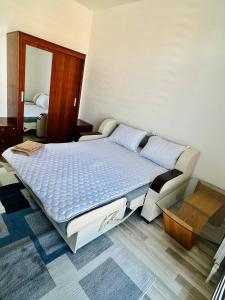 een slaapkamer met een groot bed in een kamer bij Comfort apartment in Tasjkent