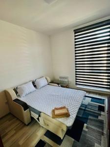 1 dormitorio con cama y ventana grande en Comfort apartment, en Tashkent