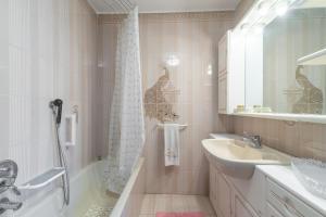 uma casa de banho com uma banheira, um lavatório e um chuveiro em Le Balze nel cuore della Toscana em Castelfranco di Sopra