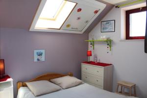 1 dormitorio con 1 cama, vestidor y ventana en Gîte Savauldetour, en Ouroux