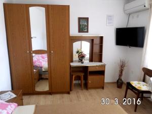 uma sala de estar com uma secretária e um espelho em Room in Novi Vinodolski with sea view, terrace, air conditioning, WiFi 3541-1 em Novi Vinodolski