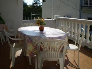 uma mesa branca com cadeiras e um vaso de flores numa varanda em Room in Novi Vinodolski with sea view, terrace, air conditioning, WiFi 3541-1 em Novi Vinodolski
