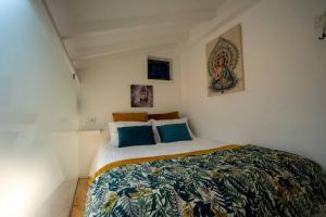 um quarto com uma cama grande num quarto em Ilha D'ouro House S. Vitor II em Porto