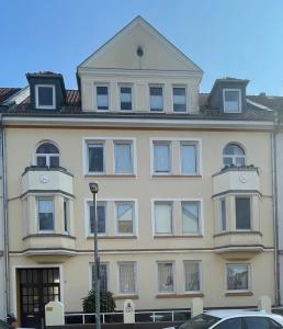 un gran edificio con muchas ventanas en Attraktive 3 Zimmer Wohnung in Toplage,Nähe Messe, en Hannover