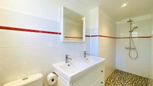 Ένα μπάνιο στο Villa contemporaine à proximité de la plage et du centre village +6 φωτογραφίες