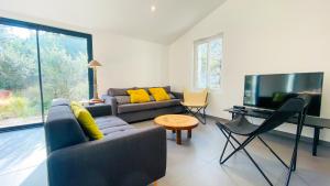 Μια τηλεόραση ή/και κέντρο ψυχαγωγίας στο Villa contemporaine à proximité de la plage et du centre village