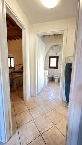 einen Flur mit einem Zimmer mit WC darin in der Unterkunft Livorno tra mare e città in Livorno