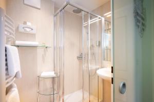 ein Badezimmer mit Dusche und Waschbecken in der Unterkunft Das Moerisch in Seeboden