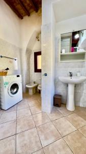 een badkamer met een wasmachine en een wastafel bij Livorno tra mare e città in Livorno