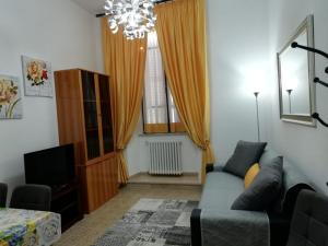 a living room with a couch and a television at Casa Marina in Orvieto