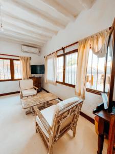 sala de estar con 2 camas y ventanas en Met Beach Resort Malindi, en Malindi