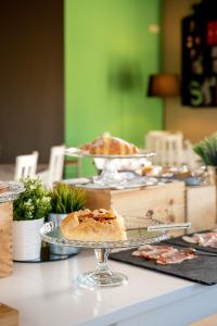 une table avec plusieurs assiettes de nourriture dans l'établissement Castello D'Argile Hotel, à Castello dʼArgile