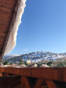 una vista dal balcone di una casa con neve di Котедж-шале Елітний a Slavske