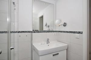 O baie la Residenz von Flotow Wohnung 13 +10 fotografii