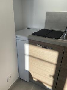 Köök või kööginurk majutusasutuses Splendide Studio Miramar vue mer avec terrasse