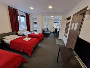 Habitación de hotel con 2 camas y TV en KALIDA B&B Rooms for rent en Raseiniai