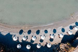 una vista aérea de una playa con un grupo de sombrillas en Alas Resort & Spa, en Elia Laconias