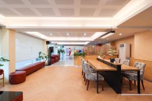 邦帕利的住宿－暹羅素萬那普塔布明酒店，一间会议室,配有长桌子和椅子