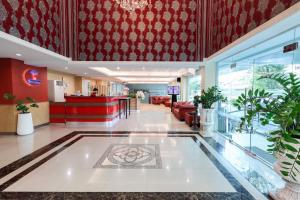 a lobby of a building with a room with a lobby at Tubtim Siam Suvarnabhumi Hotel in Bang Phli