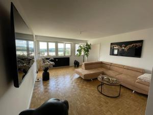 ein Wohnzimmer mit einem Sofa und einem Tisch in der Unterkunft Appartement EPINAL calme in Épinal