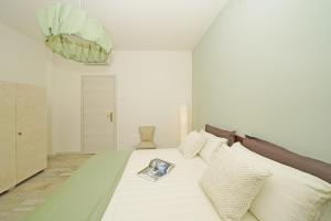 - une chambre avec un lit et un magazine dans l'établissement Le Fontane Lux - Gardagate, à Roe