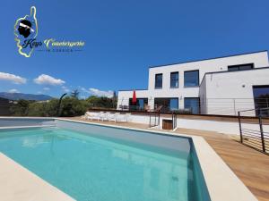 ein Schwimmbad auf dem Dach eines Hauses in der Unterkunft Casa Balancinu Vue panoramique sur montagne et Mer Piscine Privée in Sainte-Lucie de Porto-Vecchio