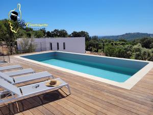 ein Schwimmbad auf dem Dach eines Hauses in der Unterkunft Casa Balancinu Vue panoramique sur montagne et Mer Piscine Privée in Sainte-Lucie de Porto-Vecchio