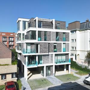 un immeuble d'appartements avec balcon dans une ville dans l'établissement Stijlvolle en lichtrijke design penthouse met prachtig uitzicht te Wenduine, au Coq