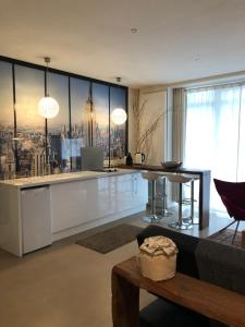 salon z widokiem na miasto w obiekcie L’atelier de Graslin w mieście Nantes