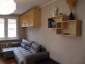 uma sala de estar com um sofá e uma mesa em Sunny Seven em Gdynia