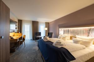 una habitación de hotel con una cama grande con toallas. en Santé Royale Rügen Resort, en Göhren