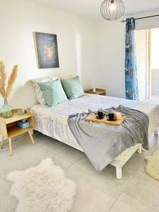 um quarto com uma cama com uma bandeja em Luxurious flat at 5 min by walk to Monaco, free parking and sea view em Beausoleil